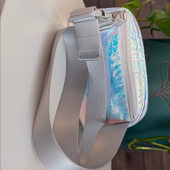 NWOT Lululemon Everywhere Belt Bag 1L *Metal Hardware|Iridescent/Silver - Picture 4 of 9